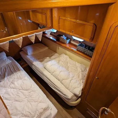 Le Sky Sailor, Ideal Lions Botel